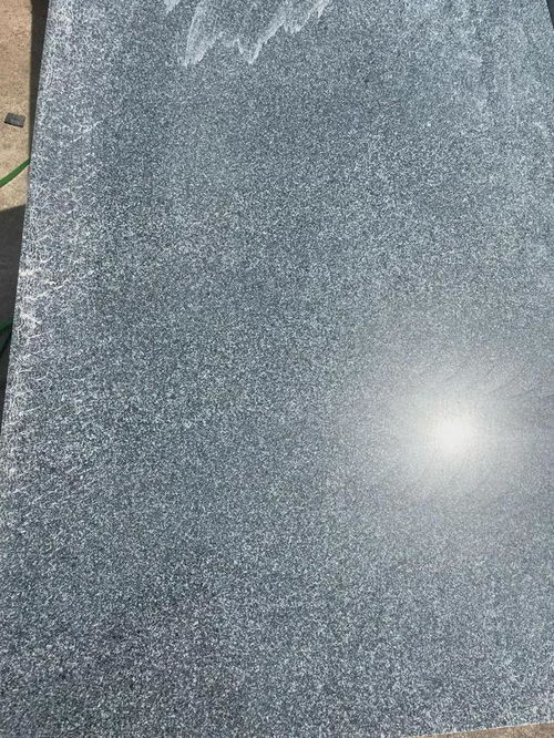 芝麻黑荔枝面廣場地鋪石材加工技術(shù)指南